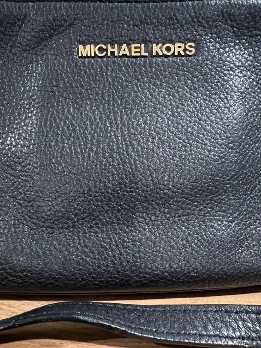 Michael Kors Jet Set Travel Pebbled Black Leather Crossbody Pouch with Gold Logo - Picture 2 of 16
